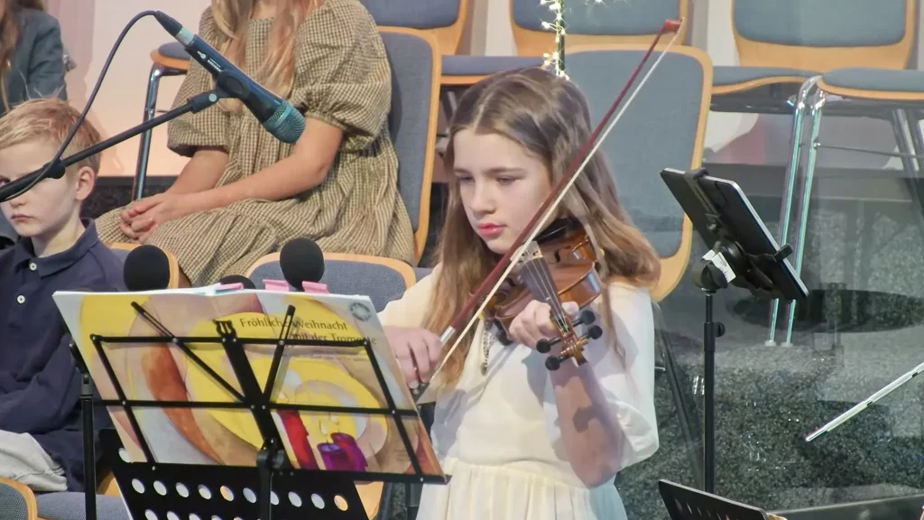 Mädchen spielt Geige im in der EFG Niedernberg auf der Bühne
